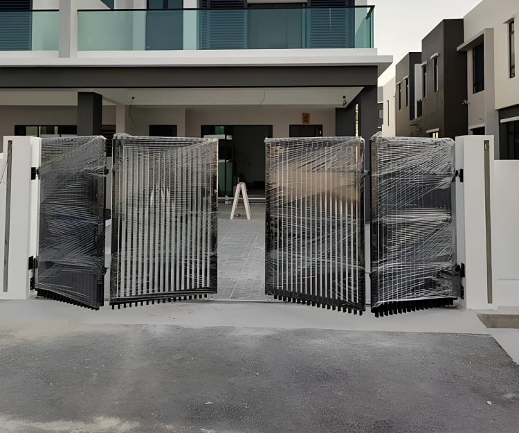 Cổng sắt gấp 4 cánh lắp đặt cánh Tay đòn Calypso 400