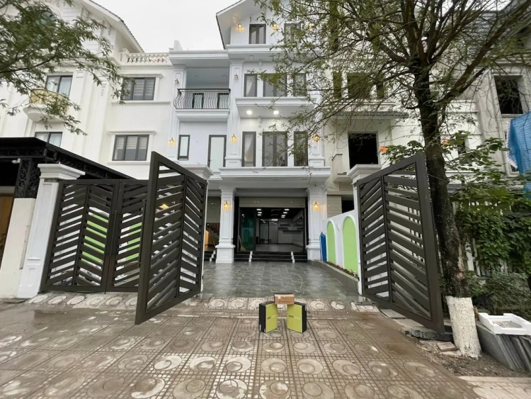 Cổng Âm sàn V2-Intro 24V tạo điểm nhấn ấn tượng