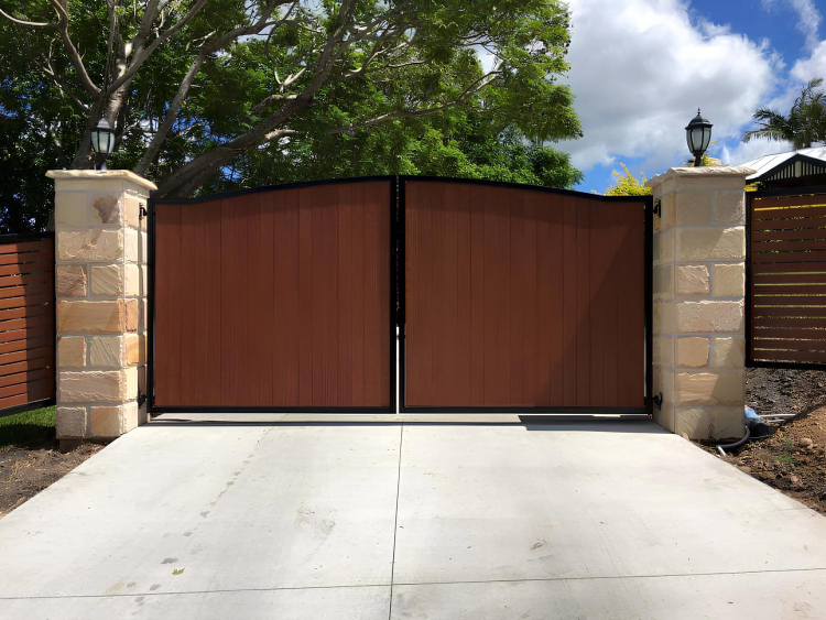 lắp đặt cánh Tay đòn Couper 24 cho cổng gỗ 2 cánh