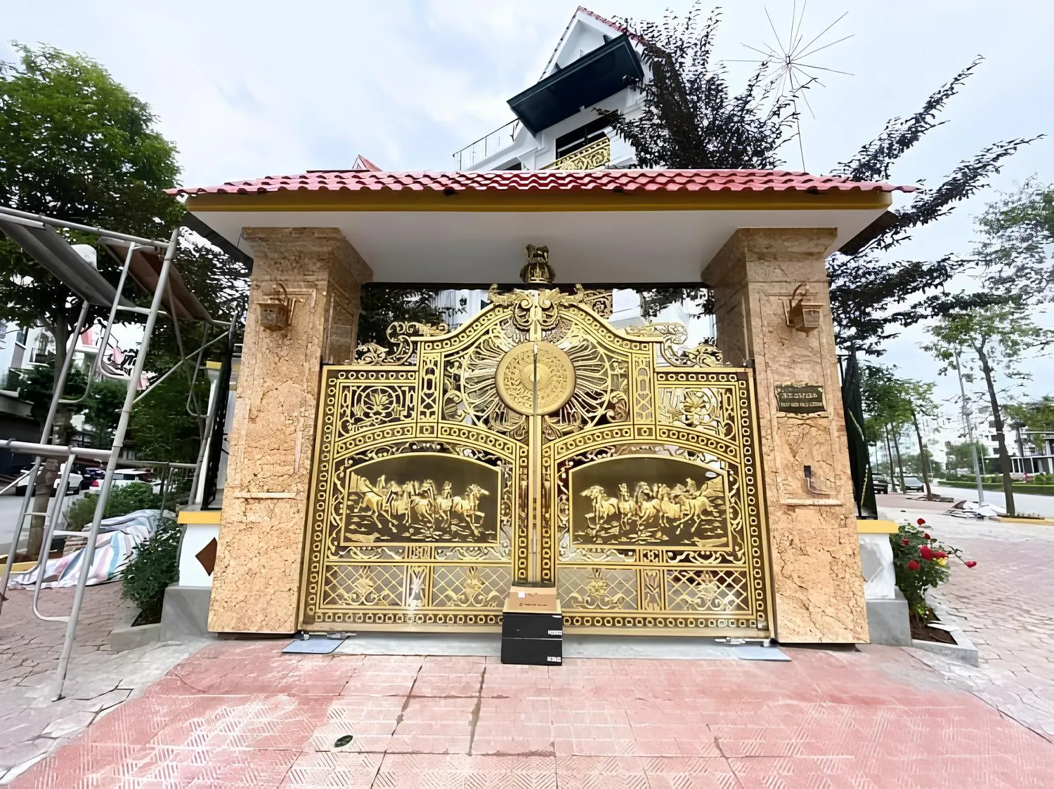 Mẫu cổng nhôm đúc lắp đặt Motor Cổng tự động